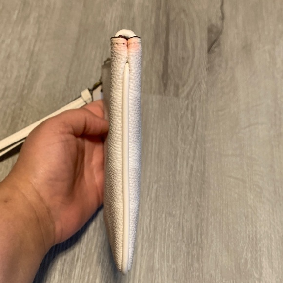 Coach Limited Edition NWOT Ivory/ Beige Corner Zip Wristlet with Snowman Motif - Picture 3 of 9